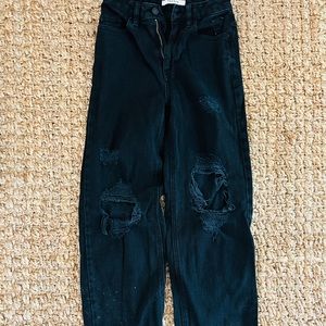 super cute ripped black jeans!